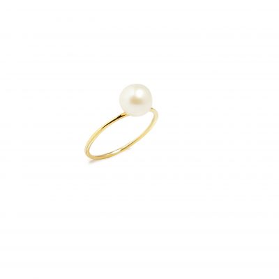 Margie ring - A gold ring with a pearl. A classic but timeless piece that should not be missing from any woman's jewelry collection!

Material: 14k gold with a pearl