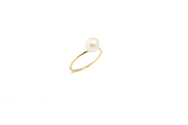 Margie ring - A gold ring with a pearl. A classic but timeless piece that should not be missing from any woman's jewelry collection!

Material: 14k gold with a pearl