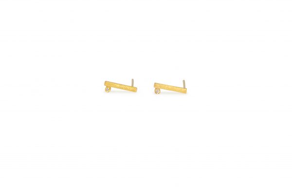 Moi - 14k geometric gold earrings featuring a straight line with a white zircon on the edge forming the letter 'i'. You can wear it vertically or if you want to experiment, you can wear it horizontally! Moi = Εγώ

Material: 14k gold with white zircons