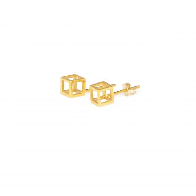 Cubes - Gold cubes fully expressing the minimalistic geometric style that Maya advocates. Their three-dimensional design makes them so special that they will surely impress those around you!

Material: 14k gold