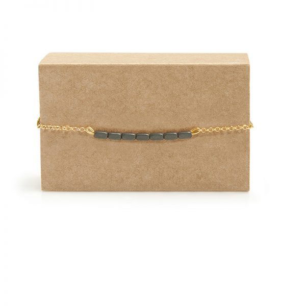 Line Gold - A strict straight line of hematite stones held together on a silver plated chain. A bracelet that can be combined very easily with any other jewelry you wish to wear on your arm! Closes with a clasp.

Material: Silver plated 925