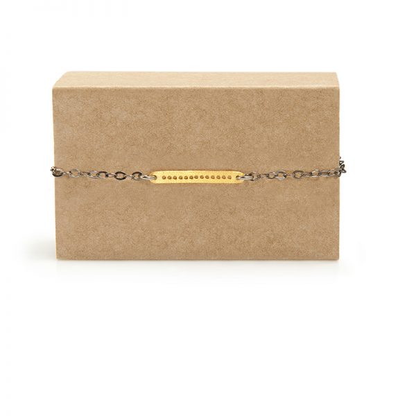 Flat Row Bracelet - Μια χρύση πλακέτα 14κ με τρυπούλες δημιουργεί ένα πολύ μοντέρνο design σε λιτή γραμμή που χαρακτηρίζουν τα κοσμήματα της Μάγιας. Κλείνει με κούμπωμα.
Υλικό: Χρυσό 14κ με ασημένια οξειδωμένη αλυσίδα