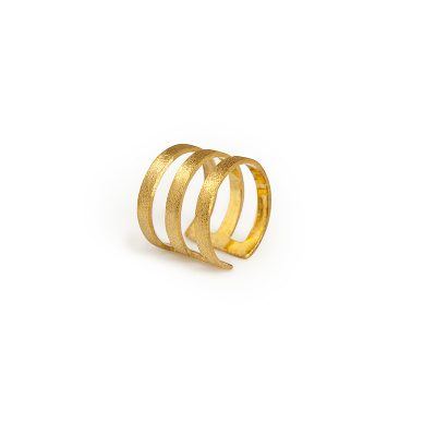 Kassandra - Wide triple ring that will bring a rock note to your outfits! Choose between the gold plated or oxidized silver one. The opening at the back allows it to fit easily on your finger. Rock your outfit!

Material: Silver 925 (gold-plated, oxidized)

One Size - the opening allows you to adjust it to the size of your finger