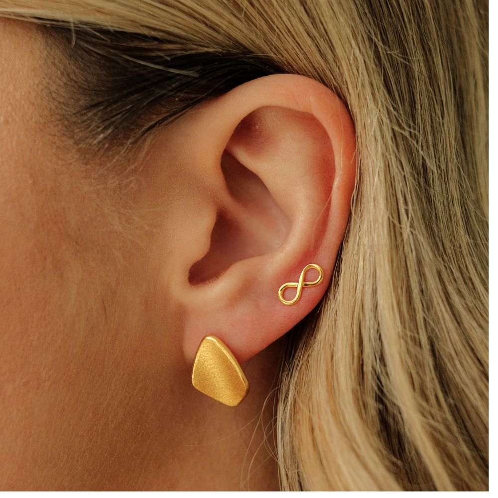 Infinity Earrings - Χρυσά σκουλαρίκια infinity 14κ. Ονειρευτείτε, μην βάζετε όρια στον ευατό σας και νιώστε άνετες σε αυτό το υπέροχο διακριτικό κόσμημα!
Υλικό: Χρυσό 14κ