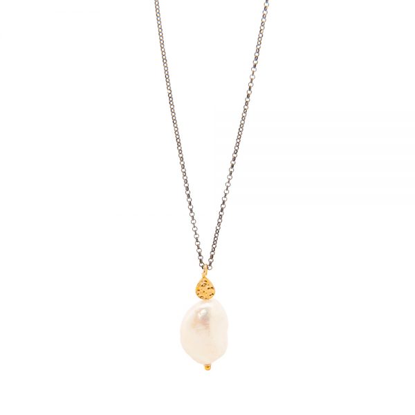 Big Apple - A unique long necklace with a very impressive pearl on its end! It can be worn on its own but also in combination with a shorter necklace.

Material: Gold plated silver 925 with a Pearl on a 75cm oxidized silver chain