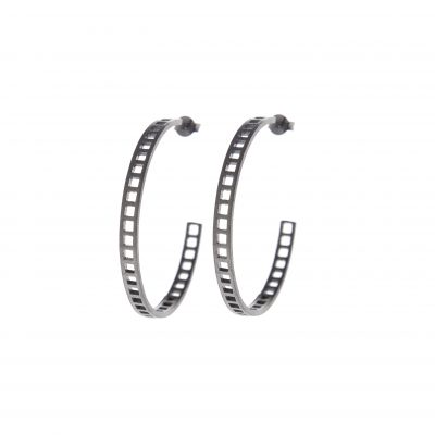 Loop earrings - Κλασσικοί κρίκοι με ιδιαίτερο σχέδιο μπορείτε να τους φορέσετε από το πρωί με το πιο απλό σας look μέχρι το βράδυ συνδυάζοντάς τους και με άλλα κοσμήματα.

 

Υλικό: Ασήμι 925 (οξειδωμένο)