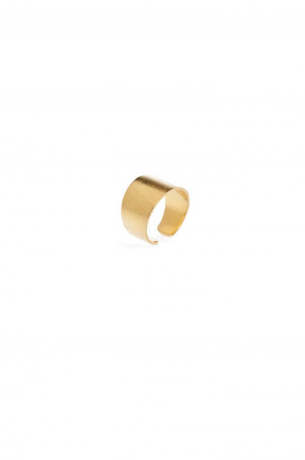 Alma ring - A gold plated sterling silver 925 wide ring displaying a simplicity that makes it so special. You can combine it with the Cassandra ring or the Matchpoint ring from Maya's collection.  Do try it and give your style a rock twist.