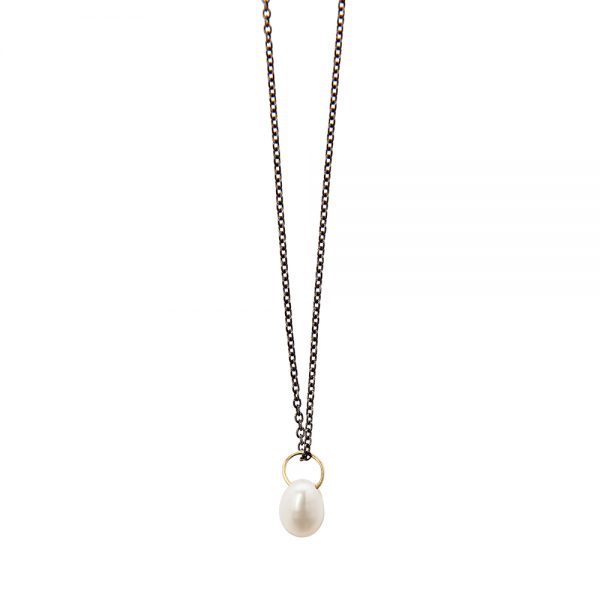 Sugar Necklace - A wonderfu, short necklace made of 14K gold with a freshwater pearl. So elegant and dainty - it should not be missing from your collection! It perfectly matches the Big Apple necklace or the Margie ring from Maya's collection for an even more elegant look.