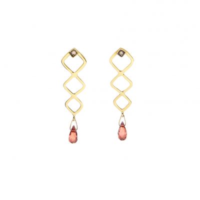 Tiffany Earrings - Υπέροχα κρεμαστά σκουλαρίκια από χρυσό 14Κ. Με πολύτιμες πέτρες μπριγιάν που εφάπτουν στο αυτί και
ιδιαίτερο σχηματισμό ρόμβων που καταλήγουν σε drop από πολύτιμες πέτρες τσαβορίτη, δημιουργούν αυτά τα τόσο ιδιαίτερα
σκουλαρίκια! Μπορείς να τα φορέσεις με κάθε σου outfit από το πρωί μέχρι το βράδυ.